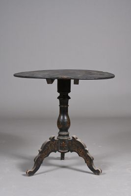 une vieille table avec un plateau en métal et un piètement en bois