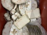 beaucoup d'assiettes et de tasses dans une boîte
