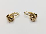 deux paires de boucles d'oreilles en or et diamants sur fond blanc