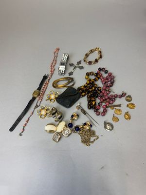 tout un tas de bijoux posés ensemble sur la table