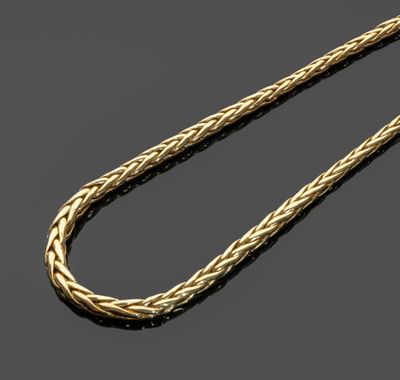un collier à chaîne cordée en or 18 carats