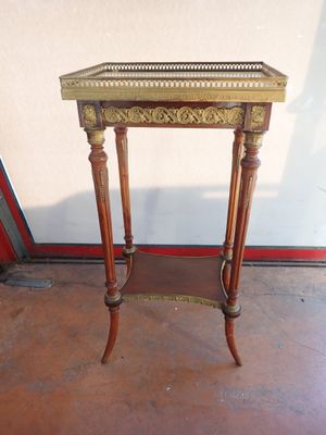 une petite table en bois sur laquelle se trouve un miroir