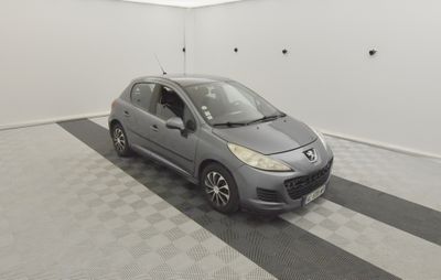 la photo d'une petite voiture garée dans un garage