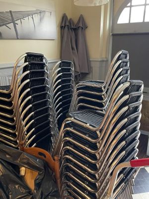 un grand nombre de chaises empilées les unes sur les autres