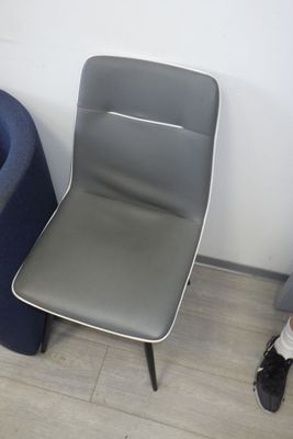 deux chaises placées l'une à côté de l'autre dans une pièce