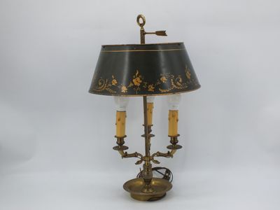 une lampe de table ancienne en laiton, avec un abat-jour noir et deux bougies