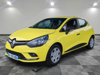 une voiture jaune garée dans un garage au sol en damier