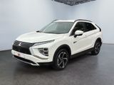 Un SUV blanc est garé dans une grande pièce.