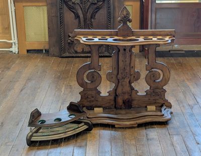 une table en bois surmontée d'une horloge