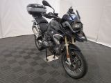 une moto qui est garée dans une pièce dont le sol est en damier