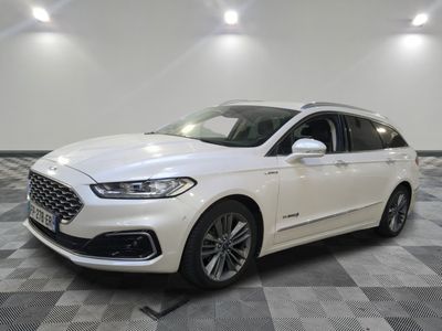 une Ford Monde blanche garée sur un sol carrelé à damier