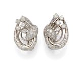 une paire de boucles d'oreilles en diamant et or blanc
