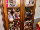 une armoire qui contient beaucoup de jouets
