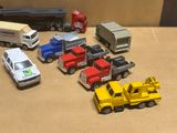 un grand nombre de camions jouets posés sur une table