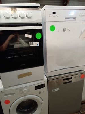 Plusieurs appareils sont empilés les uns sur les autres dans une pièce