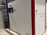 une image montrant une très grande machine à l'intérieur d'un bâtiment