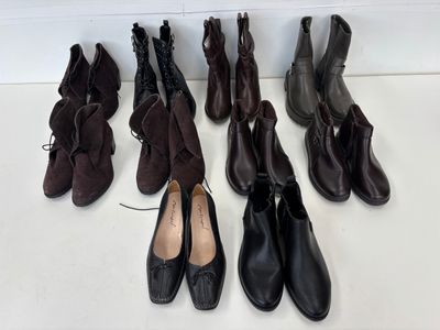 Plusieurs paires de chaussures sont alignées sur une surface blanche