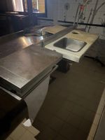 Un banc à poisson fixe à poser formant un L avec douchette, … (photo 4)