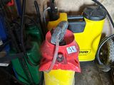 un aspirateur jaune et rouge et un aspirateur jaune et vert