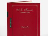 un livre avec une couverture rouge et des lettres dorées