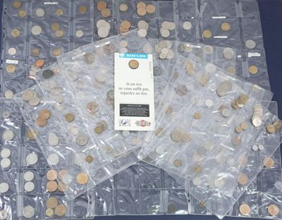 beaucoup de pièces dans un sac posé sur une table