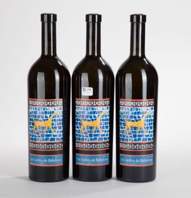 trois bouteilles de vin sont posées sur une surface blanche