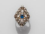 une bague à grappes de saphirs et de diamants
