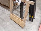 une table en bois au milieu d'un grand entrepôt