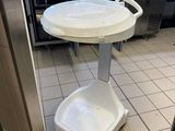 une photo d'un urinoir blanc dans une cuisine professionnelle