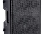 une enceinte noire sur fond blanc, avec un fond blanc