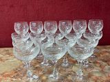 six verres à vin vides posés sur une table avec un fond rouge