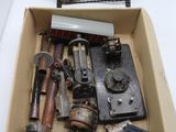 une boîte remplie d'objets assortis posée sur une table