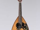 une mandoline suspendue à une ficelle accrochée au mur