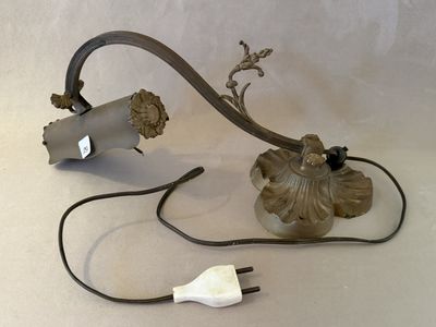 une image représentant une lampe à laquelle est attaché un cordon
