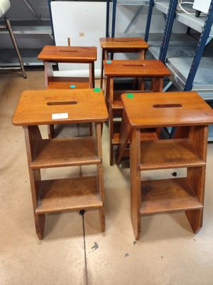 plusieurs tables en bois et une étagère dans une pièce équipée d'étagères
