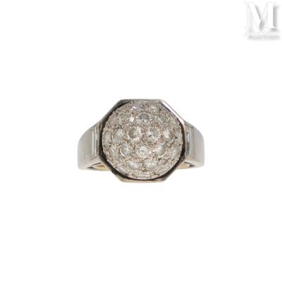 une image d'une bague en diamant sur fond blanc