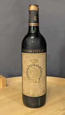 une bouteille de vin posée sur une table en bois