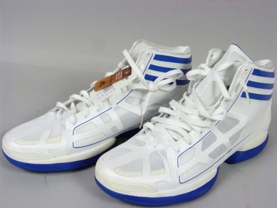 Chaussures de basket adidas avec des rayures bleues et blanches sur la semelle