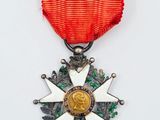 une image d'une médaille avec un ruban rouge sur fond blanc