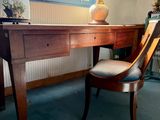 un bureau avec une lampe et une chaise dans une pièce