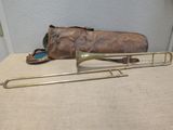 un trombone en laiton posé sur une table