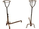 paire d'outils de jardinage anciens en fonte, sur leurs supports