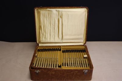 une valise contenant tout un tas de stylos