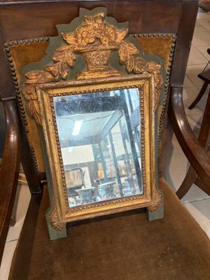 une photo d'une chaise sur laquelle est posé un miroir