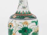vase en porcelaine chinoise orné de fleurs et d'oiseaux sur fond blanc