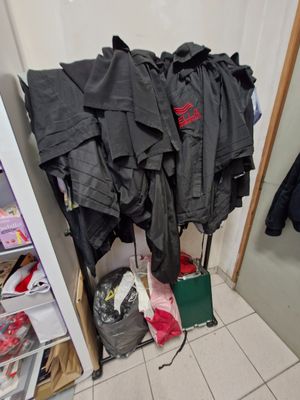 Portant en métal et PVC sur roulettes