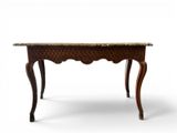 une vieille table avec un plateau en marbre sur fond blanc