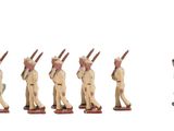 de nombreuses figurines représentant des hommes debout devant un bateau