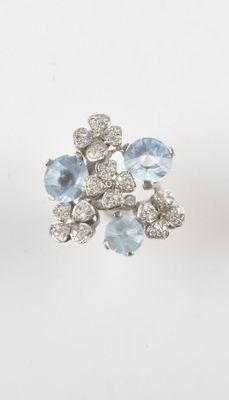 Importante bague de création sur or gris (750 millièmes) com…