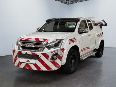 une photo d'un pick-up blanc orné d'une bande rouge et blanche